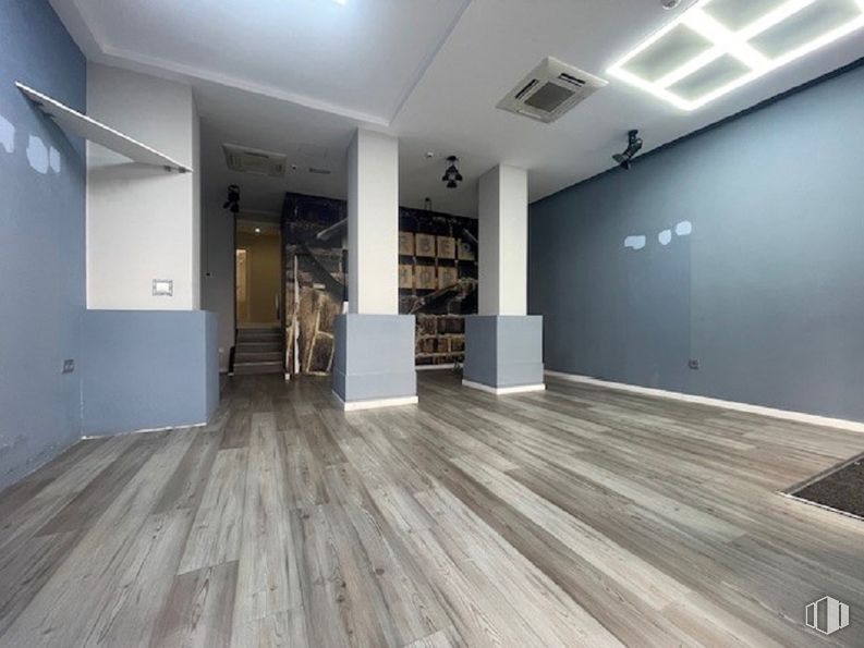 Retail for rent at Calle Bravo Murillo, 21, Chamberí, Madrid, 28015 with flooring, floor, wood flooring, interior design, wood, ceiling, laminate flooring, lighting, composite material and hardwood around