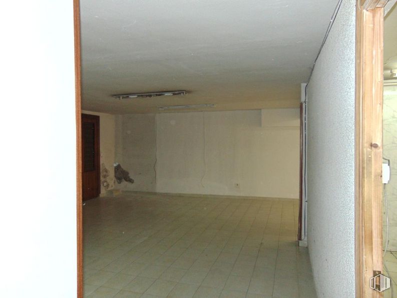 Retail for sale at Calle Eduardo Marquina, Ávila, 05001 with mirror, fixture, hall, flooring, floor, composite material, wood, ceiling, hardwood and plaster around