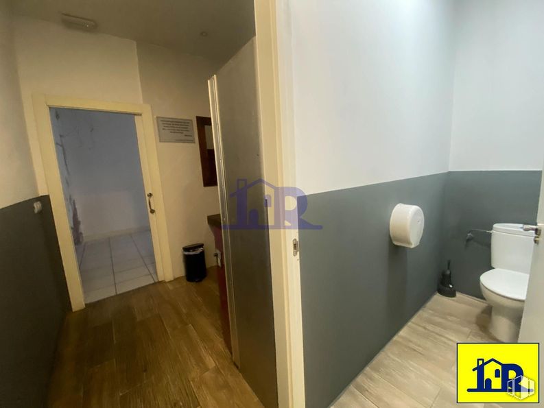 Local en alquiler en Centro urbano, Cuenca, 16002 con inodoro, puerta, madera, accesorios de fontanería, edificio, accesorio, suelo, suelos, casa y inmobiliario alrededor