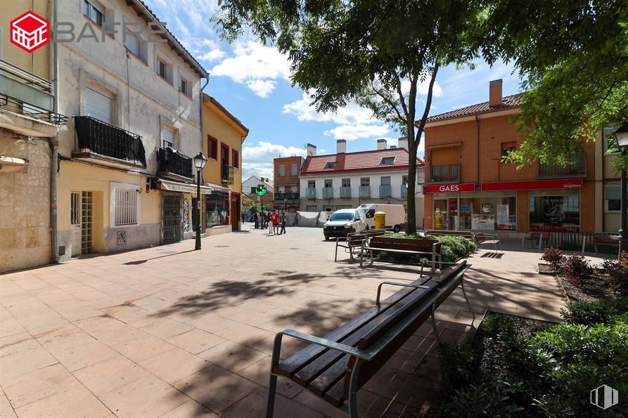 Local en alquiler en Plaza Don Antonio de Andrés, Vicálvaro, Madrid, 28032 con mesa de trabajo, edificio, cielo, planta, propiedad, ventana, nube, árbol, superficie de la carretera y diseño urbano alrededor