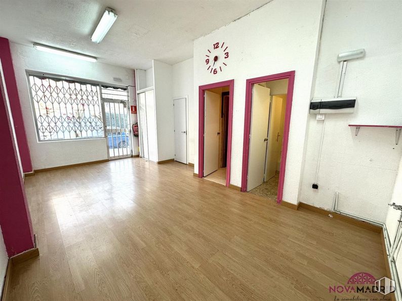 Local en alquiler y venta en Calle Callao, 34, Fuenlabrada, Madrid, 28945 con edificio, accesorio, puerta, madera, hall, suelos, suelo, ventana, casa y estantería alrededor