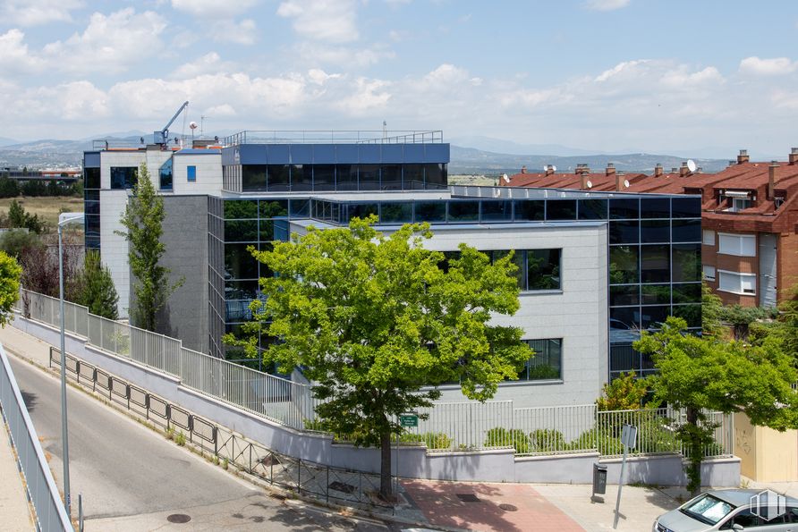 Oficina en alquiler en Edificio Fiteni VIII Nº2, Calle Valle de Alcudia, 1, Las Rozas de Madrid, Madrid, 28230 con edificio, ventana, cielo, tiempo de día, nube, árbol, diseño urbano, condominio, bloque de pisos y vecindario alrededor