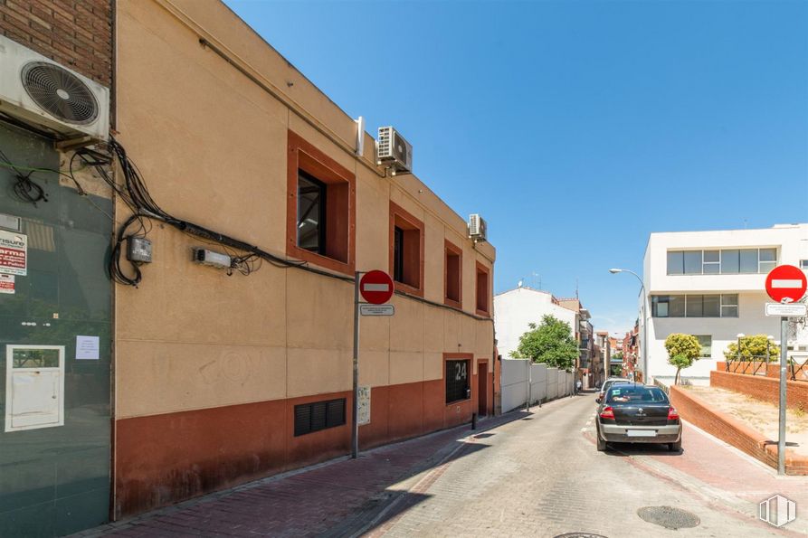 Local en alquiler en Calle Sierra de los Filabres, 24, Puente de Vallecas, Madrid, 28038 con coche, edificio, ventana, cielo, vehículo, planta, superficie de la carretera, casa, asfalto y zona residencial alrededor