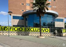 Retail for sale & for rent at Avenida Valdearganda, Arganda del Rey, Madrid, 28500 with building, window, plant, cloud, tree, urban design, sky, condominium, real estate and asphalt around