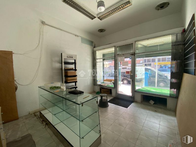 Retail for rent at Calle Camarena, La Latina, Madrid, 28047 with table, property, interior design, flooring, floor, picture frame, real estate, fixture, ceiling and glass around