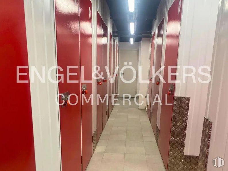 Retail for sale at Calle Galileo, 45, Chamberí, Madrid, 28015 with fixture, font, flooring, building, wood, symmetry, ceiling, metal, rectangle and event around