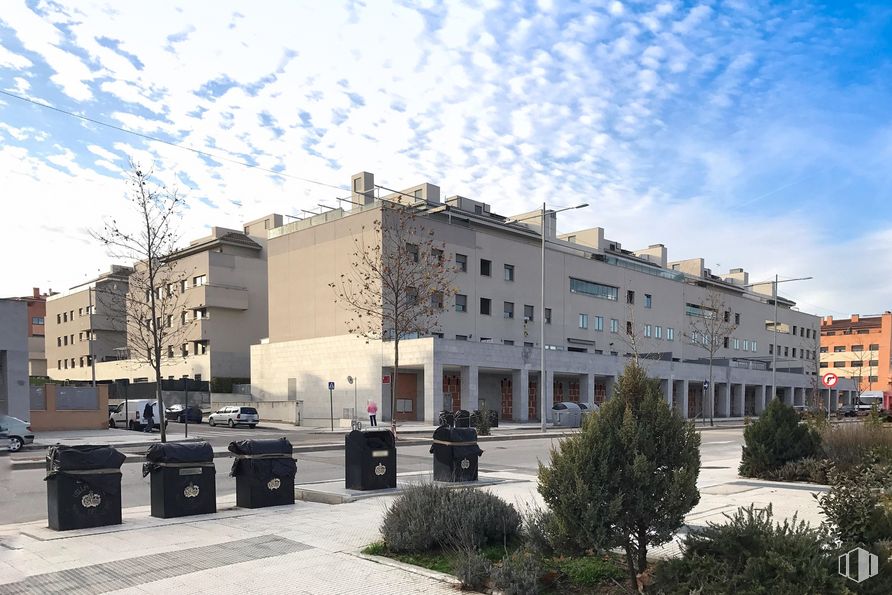 Local en venta en Calle Pino Canario, 2, Navalcarnero, Madrid, 28600 con edificio, contenedor de basura, planta, nube, cielo, ventana, árbol, diseño urbano, condominio, contención de residuos y barrio residencial alrededor