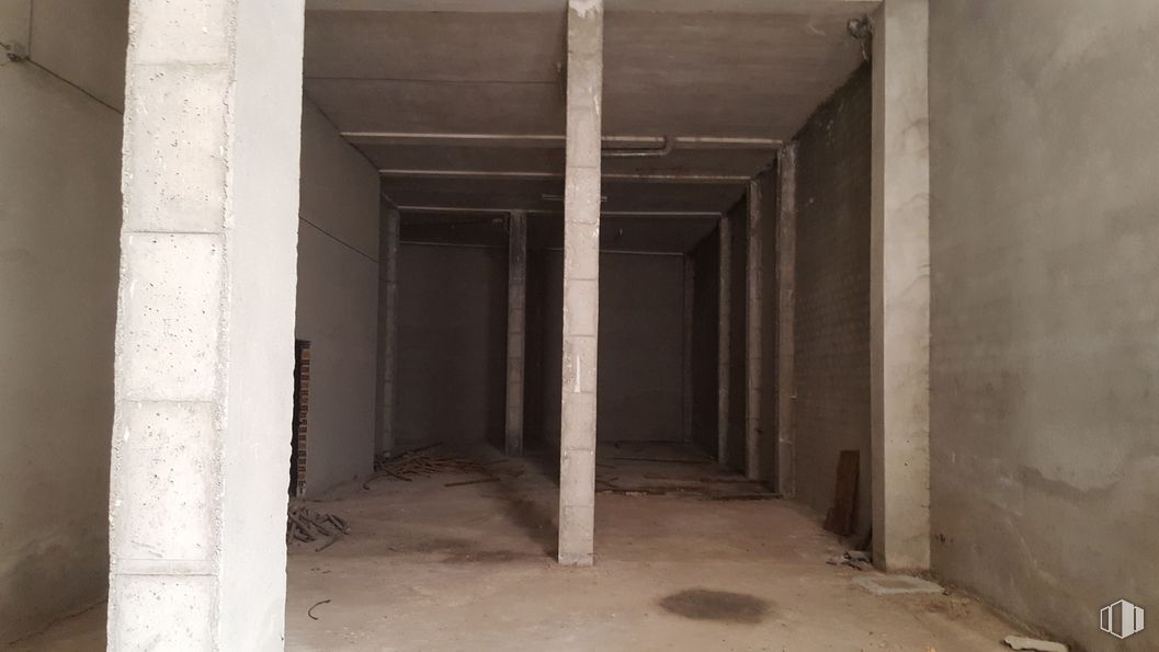 Retail for sale at Calle General Cuesta, 6, Talavera de la Reina, Toledo, 45600 with wood, floor, composite material, flooring, fixture, hall, concrete, ceiling, plaster and building material around