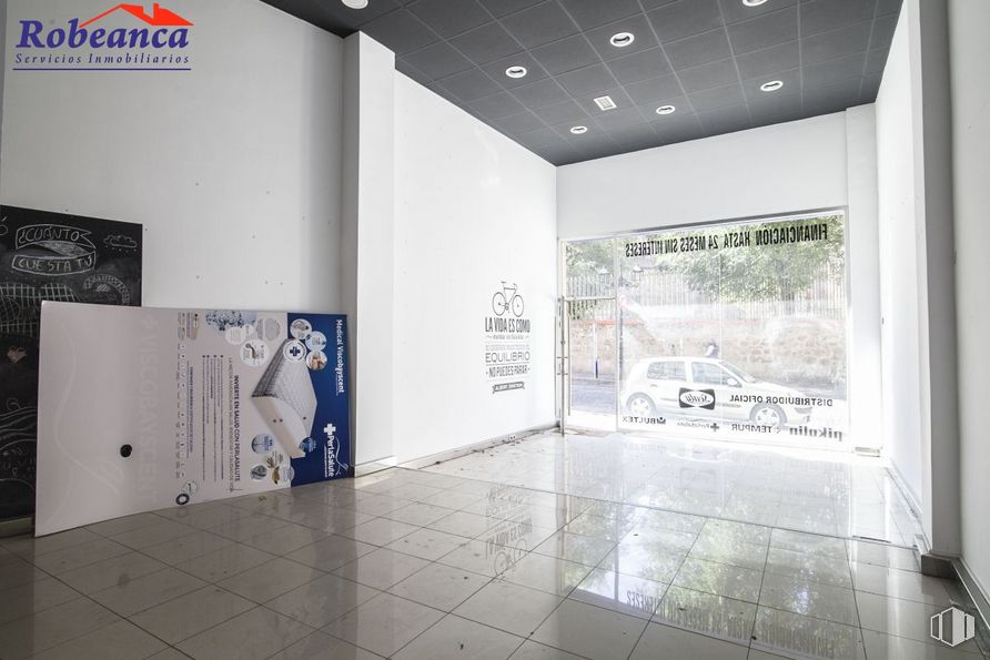 Retail for rent at Avenida Portugal, 9, Ávila, 05001 with car, automotive design, interior design, building, art, font, flooring, event, space and ceiling around