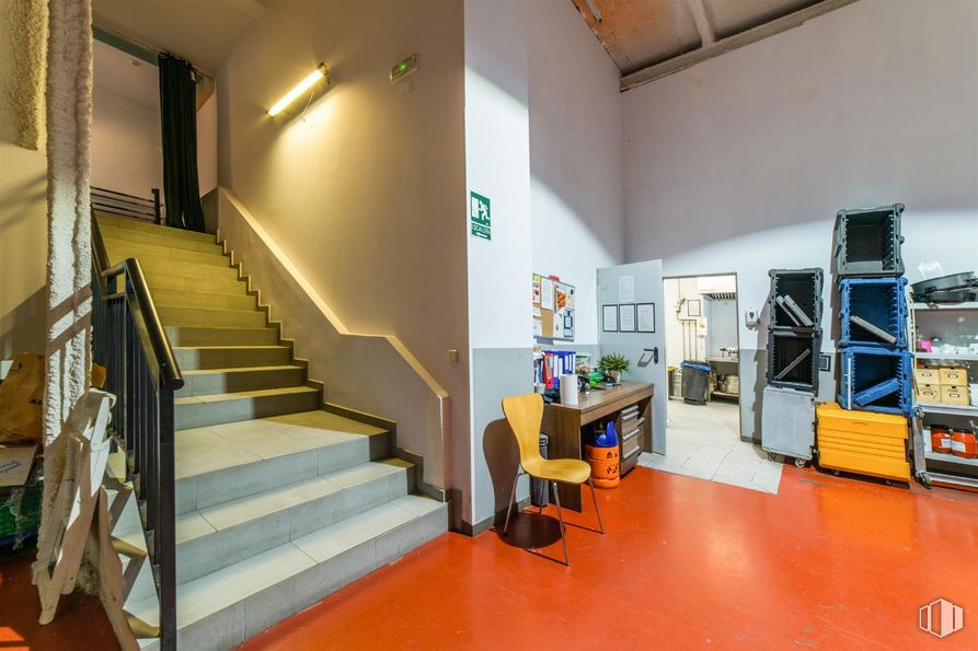 Local en alquiler en Calle Sierra de los Filabres, 24, Puente de Vallecas, Madrid, 28038 con silla, escaleras, edificio, interiorismo, madera, suelo, suelos, hall, techo y madera dura alrededor