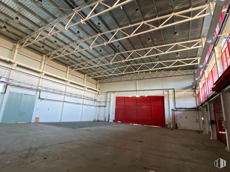 Nave en alquiler y venta en Zona Industrial Arganda, Arganda del Rey, Madrid, 28500 con madera, pasillo, material compuesto, suelo, techo, viga, metal, accesorio, techo y material de construcción alrededor