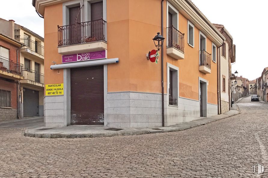 Retail for sale at Calle Conde Don Ramón, 69, Ávila, 05001 with building, window, door, street light, road surface, sky, house, brick, urban design and asphalt around