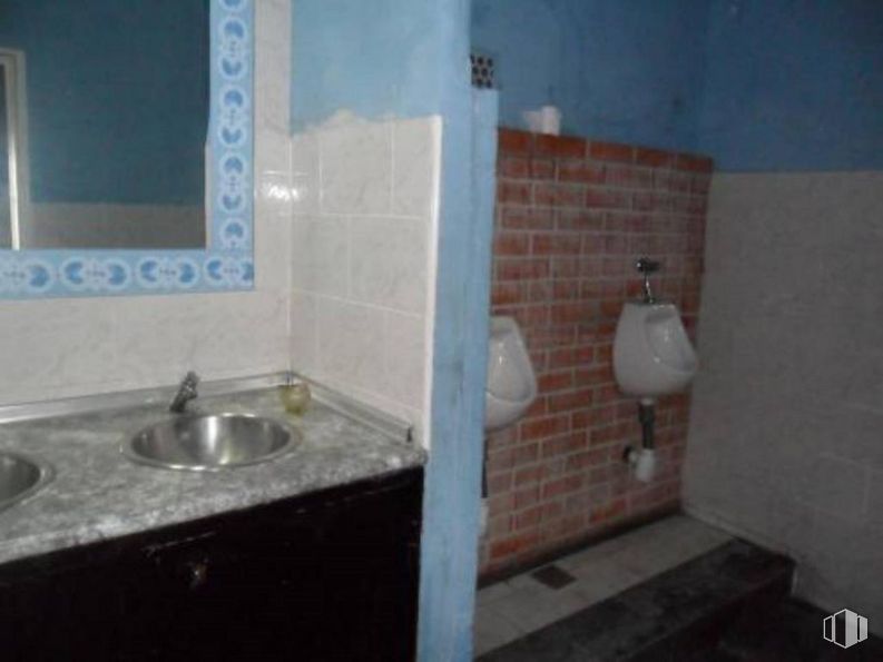 Retail for sale at Zona Centro, La Cabrera, Madrid, 28751 with mirror, sink, bathroom cabinet, plumbing fixture, tap, bathroom sink, bathroom, floor, flooring and composite material around