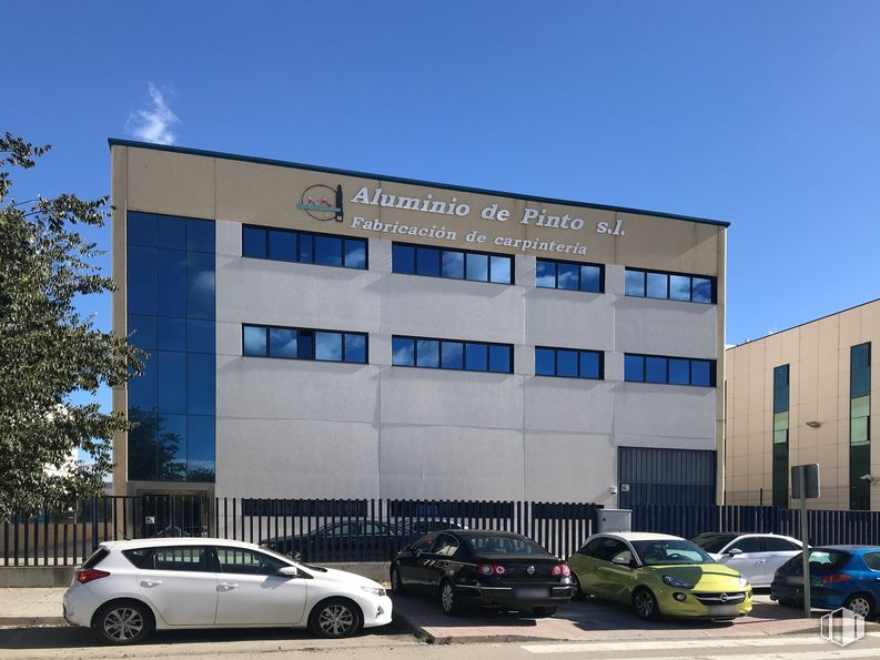 Nave en venta en Parque Empresarial Carpetania, Getafe, Madrid, 28906 con coche, edificio, ventana, rueda, cielo, neumático, vehículo terrestre, luz de estacionamiento, vehículo y edificio comercial alrededor