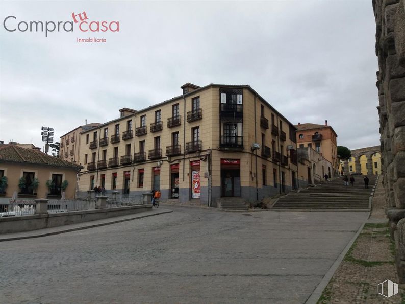 Oficina en alquiler en Zona Padre Claret, Segovia, 40001 con cielo, nube, ventana, edificio, diseño urbano, superficie de la carretera, carretera, fachada, ciudad y uso mixto alrededor