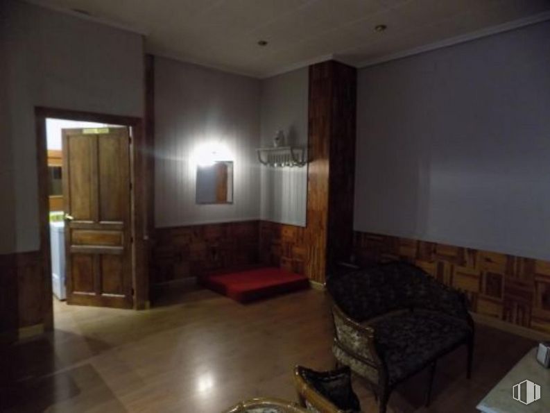 Retail for sale at Calle Eras del Tío Cañamón, Cuenca, 16004 with door, chair, table top, furniture, mirror, building, couch, comfort, wood and table around