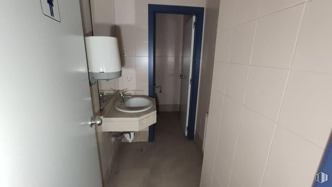 Local en alquiler y venta en Plaza Conde del Valle de Súchil, Chamberí, Madrid, 28015 con fregadero, propiedad, accesorios de fontanería, cuarto de baño, grifo, lavabo, inodoro, suelo, edificio y accesorio alrededor