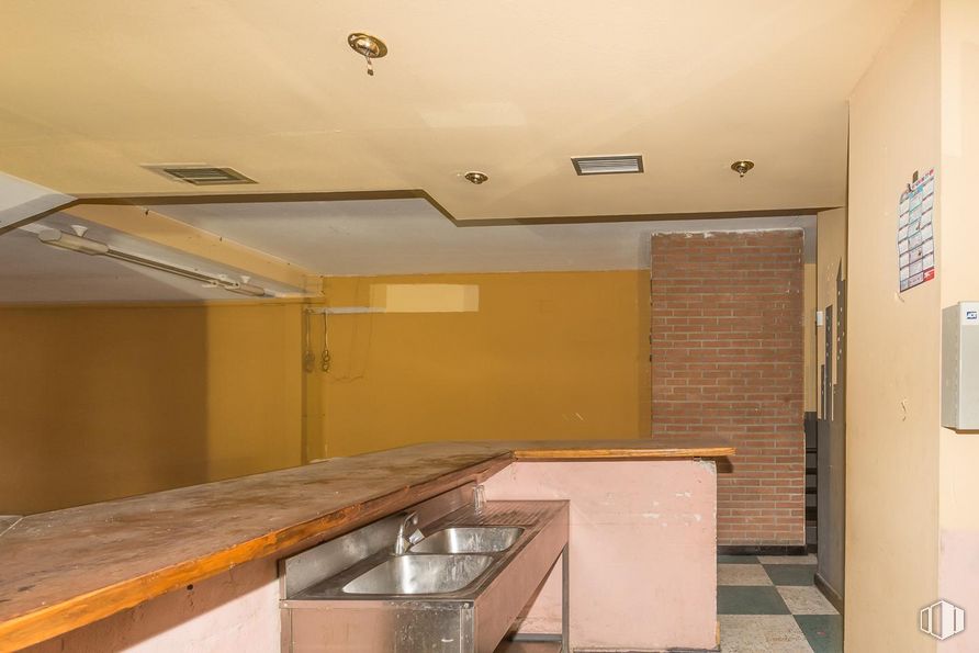 Retail for sale at Calle Miguel de la Roca, Puente de Vallecas, Madrid, 28053 with sink, cabinetry, property, fixture, wood, lighting, flooring, floor, wood stain and ceiling around