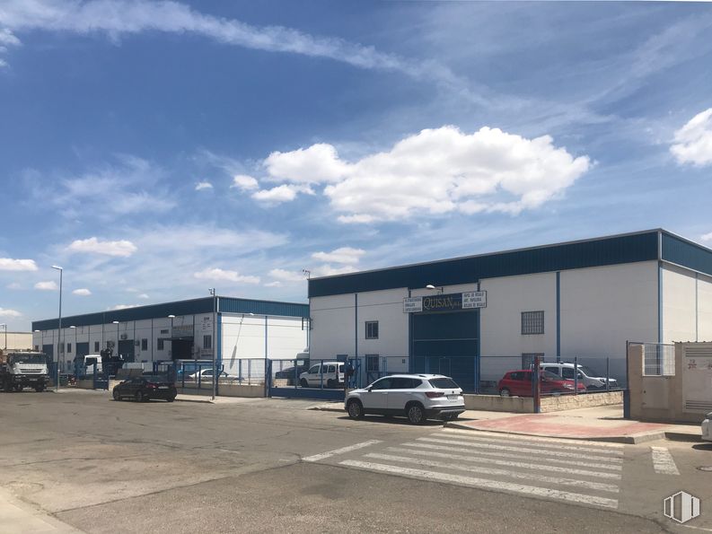 Industrial for sale at Calle Málaga, Valdemoro, Madrid, 28341 with car, building, asphalt, parking, parking lot, tar, automotive side-view mirror, van and sport utility vehicle around