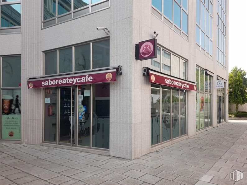 Retail for rent at Calle Segundo Mata, Pozuelo de Alarcón, Madrid, 28224 with building, window, door, fixture, facade, city, sidewalk, commercial building, signage and mixed-use around