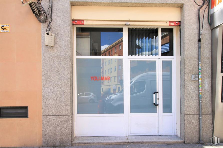 Retail for sale at Paseo Quince de Mayo, 3, Carabanchel, Madrid, 28019 with door, building, window, fixture, house, automotive exterior, home door, wood, handle and real estate around