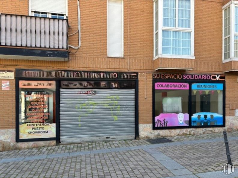 Local en alquiler en Calle Villalobos, 3, Griñón, Madrid, 28971 con ventana, edificio, accesorio, ladrillo, albañilería, pared, fuente, fachada, superficie de la carretera y ciudad alrededor