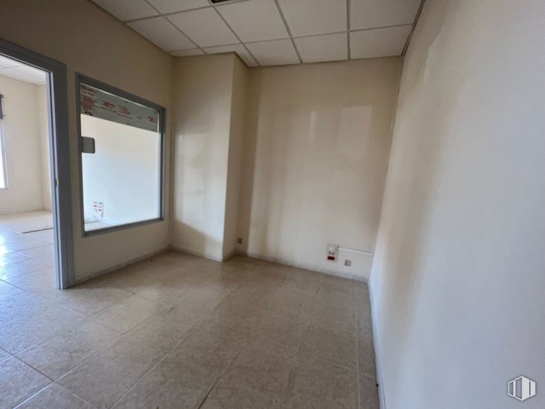 Local en venta en Zona Nueva Segovia, Segovia, 40006 con edificio, accesorio, madera, piso, pavimento, pasillo, casa, techo, vidrio y hormigón alrededor