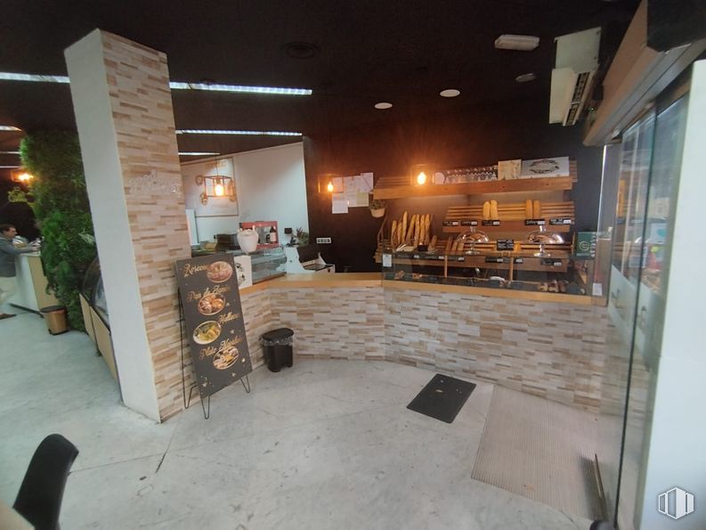 Retail for rent at Paseo Delicias, 68, Arganzuela, Madrid, 28045 with wood, interior design, restaurant, wood stain, hardwood, houseplant, light fixture, plank, lumber and plywood around