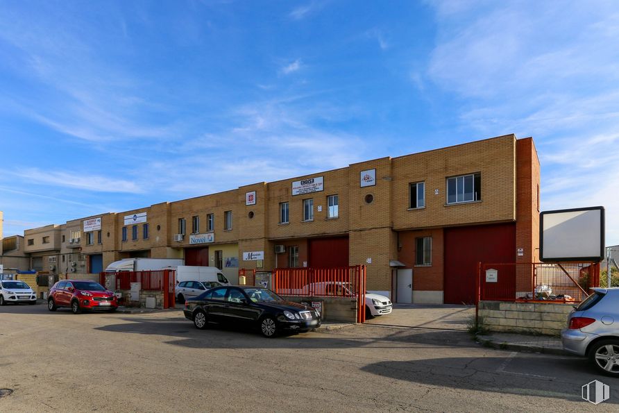 Nave en alquiler en Polígono industrial Los Ángeles, Getafe, Madrid, 28906 con coche, edificio, cielo, nube, luz de estacionamiento automotriz, rueda, neumático, vehículo terrestre, vehículo y propiedad alrededor