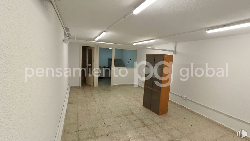 Retail for rent at Calle Olid, 5, Chamberí, Madrid, 28010 with light fixture, lighting, flooring, floor, ceiling, tile flooring and plaster around