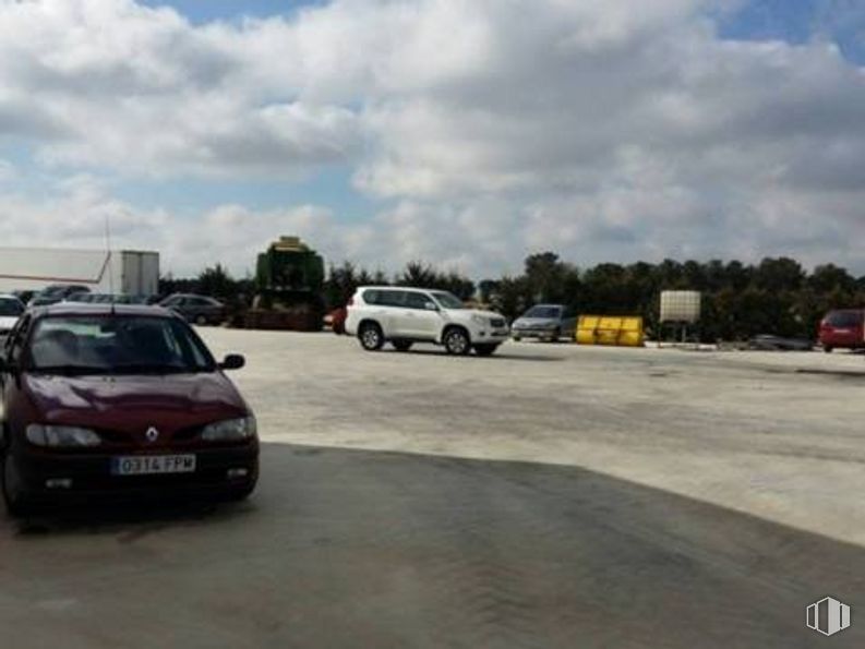 Industrial for sale at Tiñosillos, Tiñosillos, Ávila, 05165 with car, automotive parking light, cloud, sky, vehicle, wheel, tire, hood, vehicle registration plate and automotive lighting around