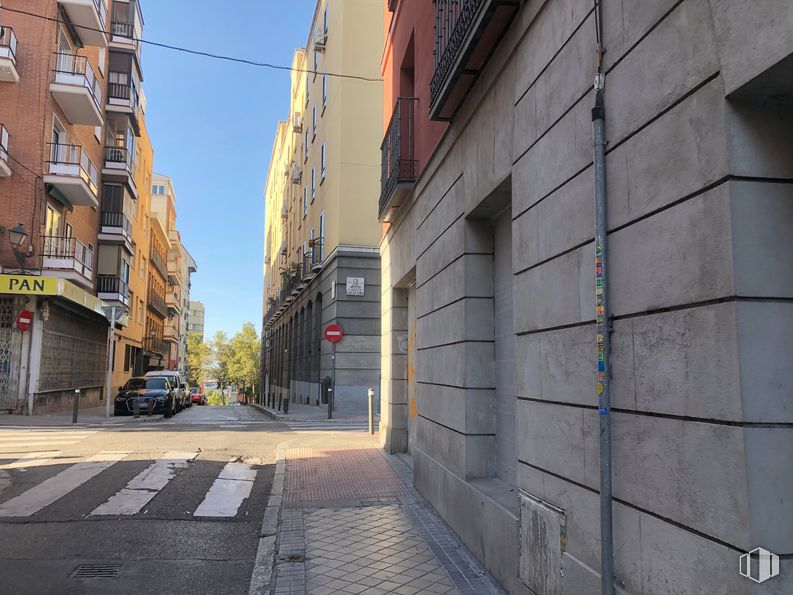 Local en venta en Calle Águila, Centro, Madrid, 28005 con edificio, ventana, cielo, infraestructura, superficie de carretera, planta, asfalto, diseño urbano, barrio y área residencial alrededor