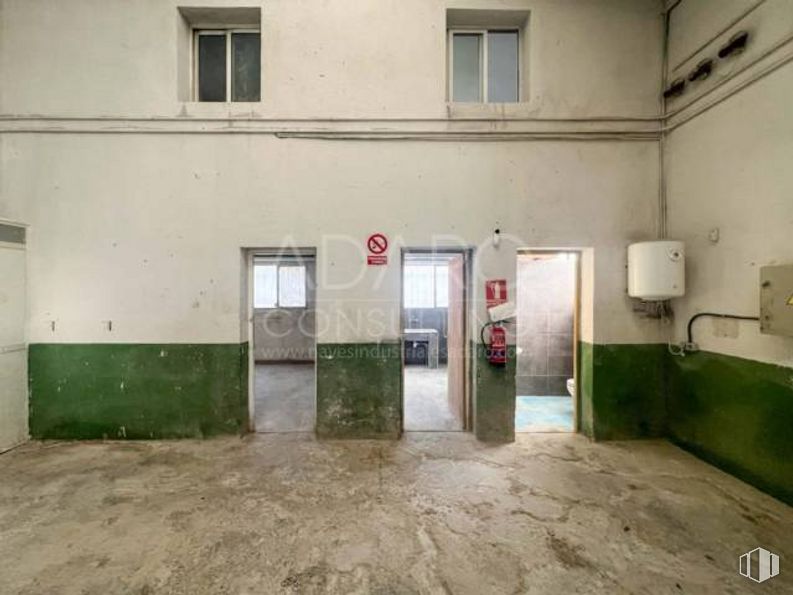 Nave en venta en Zona industrial, Paracuellos de Jarama, Madrid, 28860 con ventana, puerta, edificio, accesorio, madera, suelo, gas, suelos, tintes y matices y hormigón alrededor