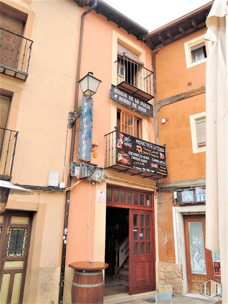 Local en alquiler y venta en Plaza Mayor, Ayllón, Segovia, 40520 con puerta, barril, ventana, propiedad, edificio, accesorio, madera, barrio, fachada y ciudad alrededor