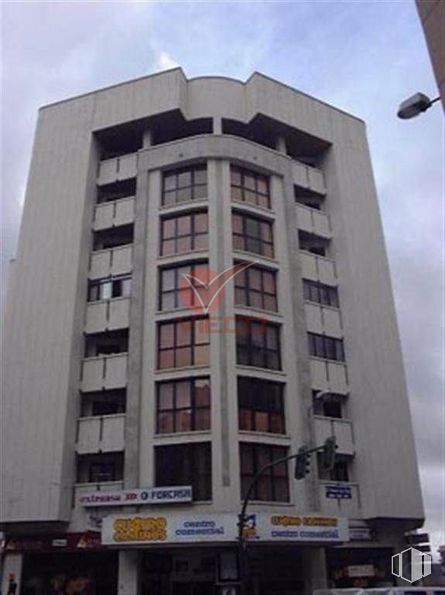 Retail for sale & for rent at Avenida Castilla La Mancha, Cuenca, 16003 with building, sky, cloud, property, window, street light, tower block, condominium, urban design and neighbourhood around