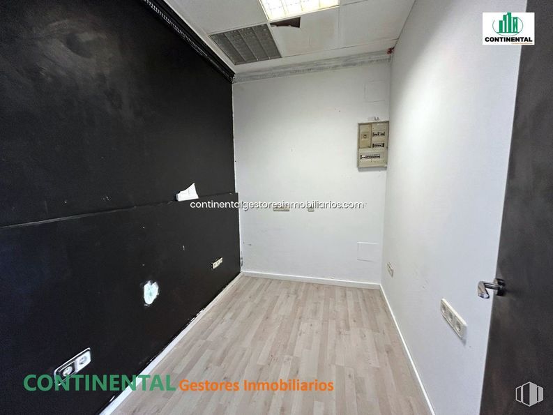 Local en alquiler en Calle Alegría, Collado Villalba, Madrid, 28400 con edificio, casa, accesorio, madera, suelo, suelos, puerta, escaleras, techo y madera dura alrededor