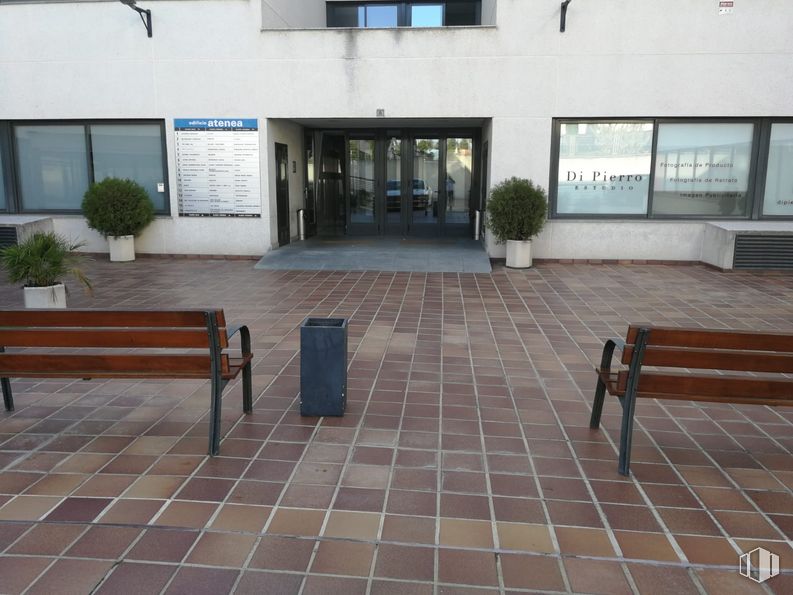 Oficina en alquiler en Edificio Atenea, Calle Pollensa, 2-4, Las Rozas de Madrid, Madrid, 28230 con mesa de trabajo, ventana, contenedor de basura, planta de interior, maceta, planta, propiedad, superficie de la carretera, edificio, madera, planta de casa, arquitectura, piso y suelo alrededor