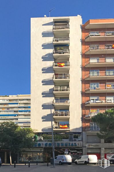 Retail for sale at Calle Julián Romea, 2, Chamberí, Madrid, 28003 with building, car, sky, window, vehicle, infrastructure, skyscraper, tree, architecture and house around