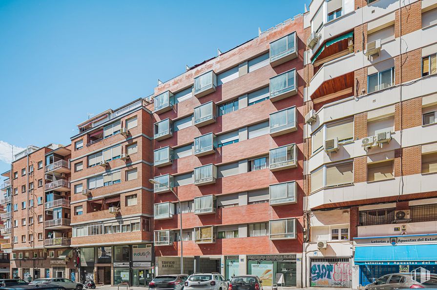 Office for rent at Calle Moreno Nieto, 12, Arganzuela, Madrid, 28005 with building, sky, property, window, car, vehicle, wheel, tower block, condominium and urban design around