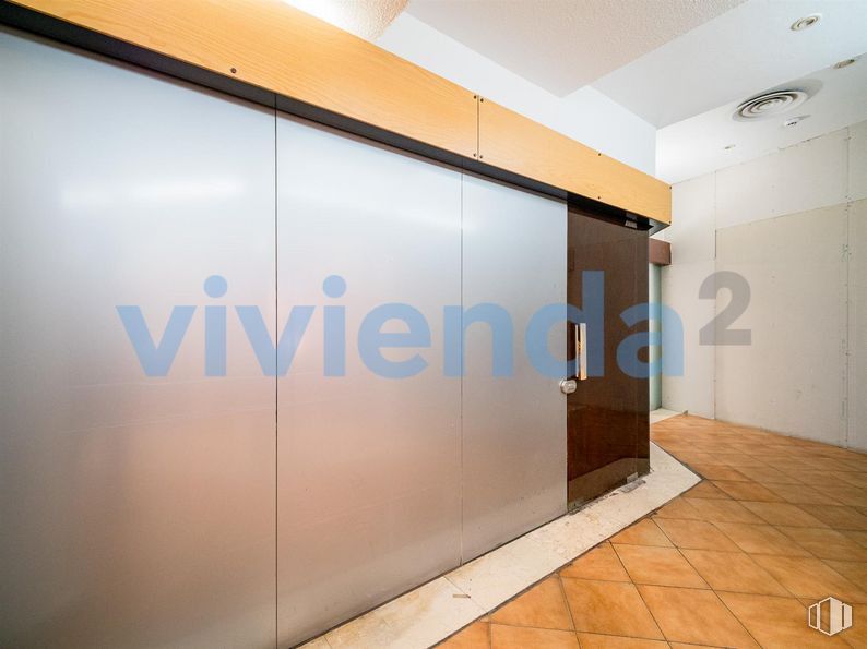 Local en venta en Calle Galeón, Barajas, Madrid, 28042 con edificio, accesorio, madera, suelos, exterior del automóvil, sombra, hall, arte, techo y puerta alrededor