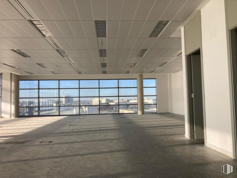 Oficina en alquiler en Edificio 1, Calle Huelva, 16, Alcobendas, Madrid, 28100 con ventana, cielo, accesorio, hall, sombra, edificio, suelos, suelo, madera y casa alrededor