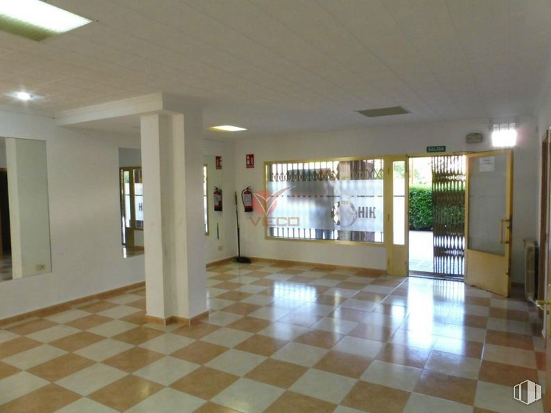 Retail for sale at Zona Hospitales, Cuenca, 16003 with lighting, tile flooring, fixture, hall, flooring, floor, real estate, ceiling, wood and hardwood around