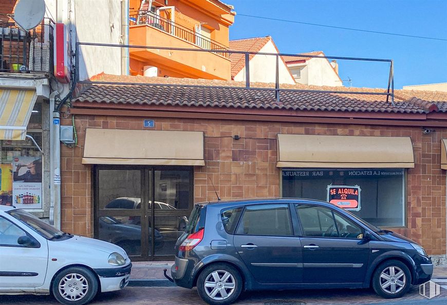 Retail for rent at Avenida Estación, 5, Pelayos de la Presa, Madrid, 28696 with wheel, car, tire, automotive parking light, land vehicle, sky, vehicle, property, window and building around