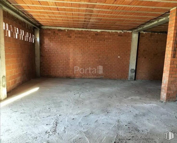 Retail for sale at Calle Rigoberta Menchú, Cuéllar, Segovia, 40200 with property, wood, flooring, floor, building material, fixture, composite material, building, brickwork and brick around