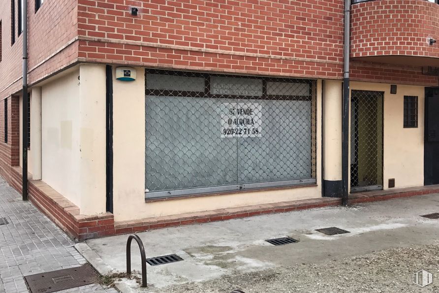 Retail for sale at Calle Alfredo Abella, 1, Ávila, 05003 with building, wood, road surface, brickwork, window, brick, asphalt, neighbourhood, residential area and building material around