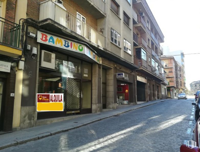 Retail for rent at Calle Blanca de Silos, Segovia, 40005 with building, window, sky, road surface, house, city, facade, metropolitan area, road and sidewalk around