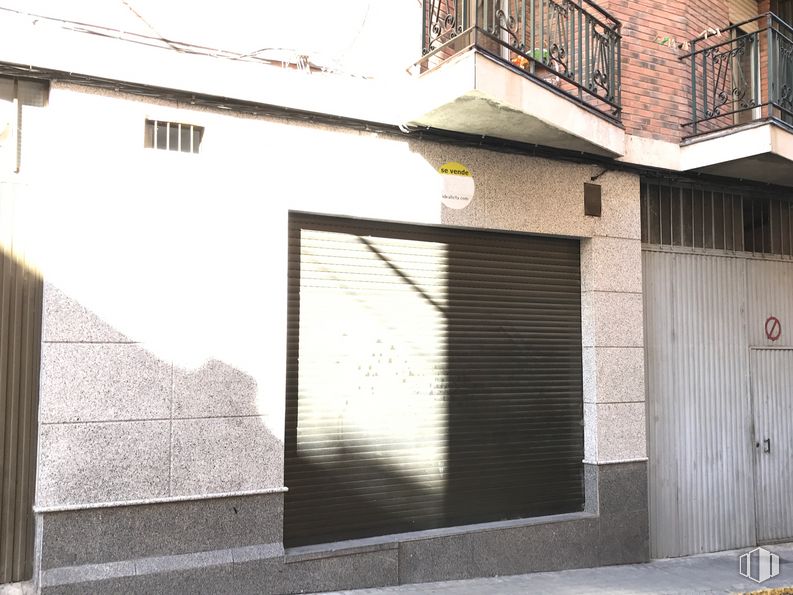 Local en venta en Calle Miraflores, 6, Segovia, 40002 con persiana de la ventana, puerta, día, propiedad, ventana, madera, edificio, sombra, superficie de la carretera y ladrillo alrededor