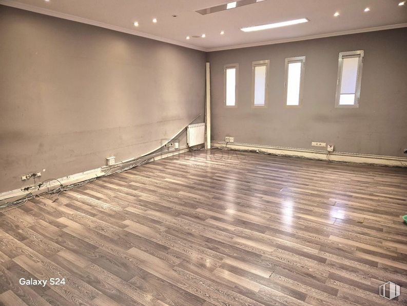 Office for rent at Calle Serrano, Salamanca, Madrid, 28006 with window, light fixture, flooring, wood flooring, floor, wood, laminate flooring, interior design, hardwood and plank around