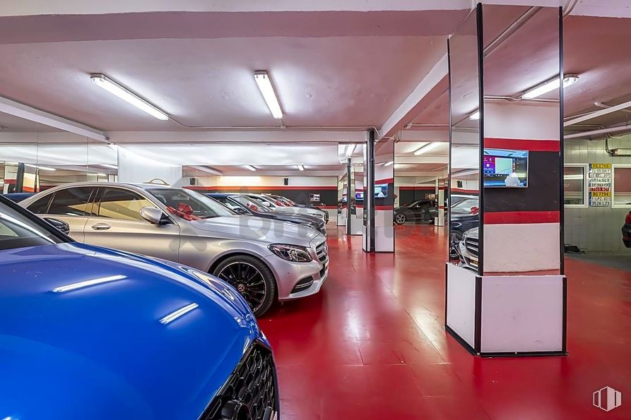 Retail for sale at Calle López Mezquía, 9, Carabanchel, Madrid, 28019 with car, tire, wheel, lighting, light fixture, automotive parking light, vehicle, automotive lighting, hood and motor vehicle around