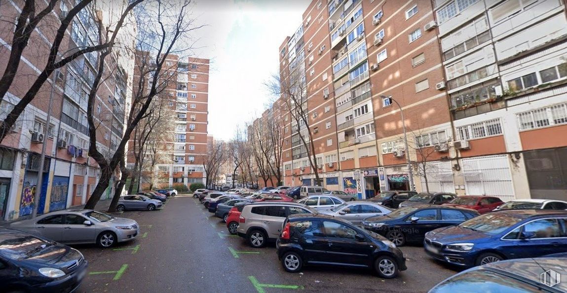 Land for sale at Avenida Monforte de Lemos, Fuencarral - El Pardo, Madrid, 28029 with car, building, wheel, tire, automotive parking light, land vehicle, vehicle, window, cloud and infrastructure around